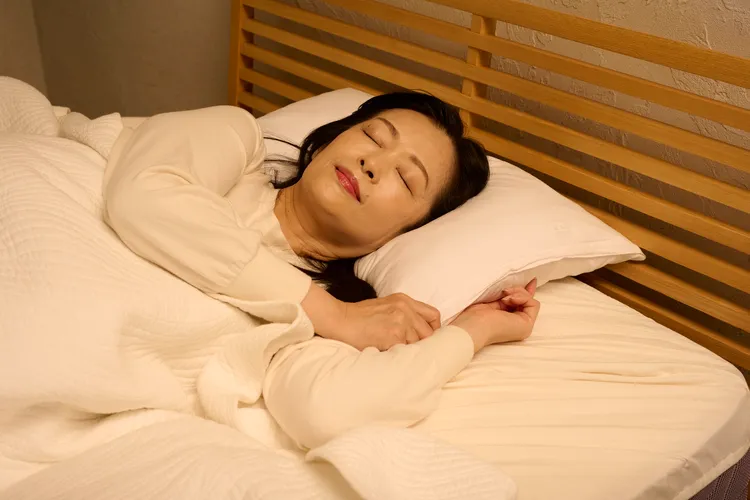 眠っている女性